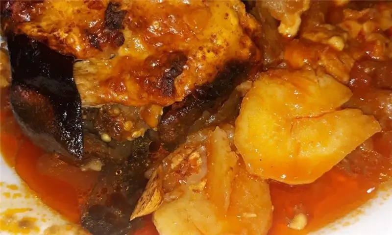 Запеченные баклажаны, фаршированные свининой, луком, чесноком, сыром и картофелем