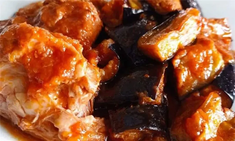 Изумительная еда, кусайте и наслаждайтесь телятиной с баклажанами