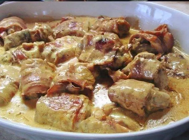Рецепт свиной грудинки, приготовленной с беконом и горчицей