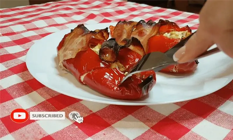 Наслаждайтесь восхитительной закуской – восхитительными перцами Флорины, фаршированными сыром и завернутыми в бекон