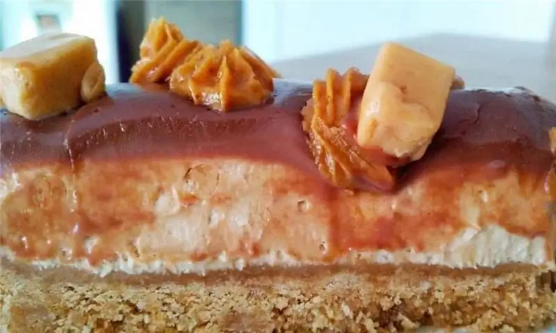 Очень впечатляющий и вкусный чизкейк с арахисовым маслом, молочной карамелью и глазурью из молочного шоколада – ВЫДАЮЩИЙСЯ