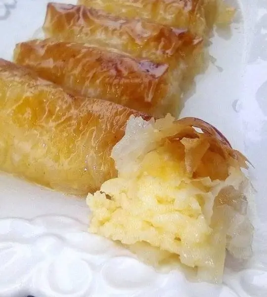 Хрустящая молочная булочка с воздушным кремом и сиропом