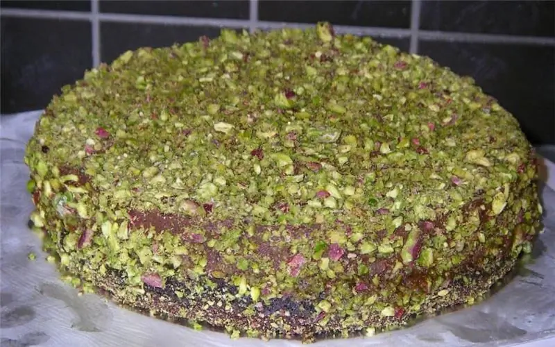 Красивый торт с муссом из темного шоколада, молочным шоколадом и фисташками