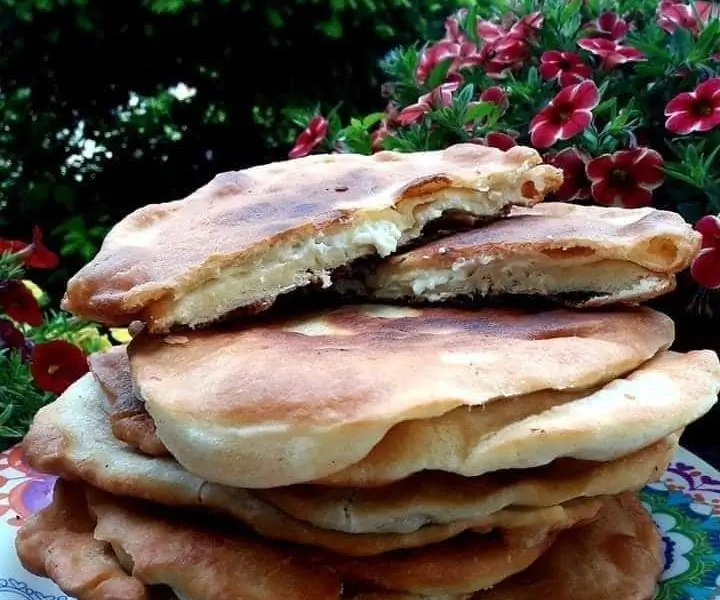 Традиционные и драгоценные оладьи с начинкой из сыра фета – вкус неповторимый