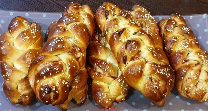 Пирожные с джемом и шоколадом