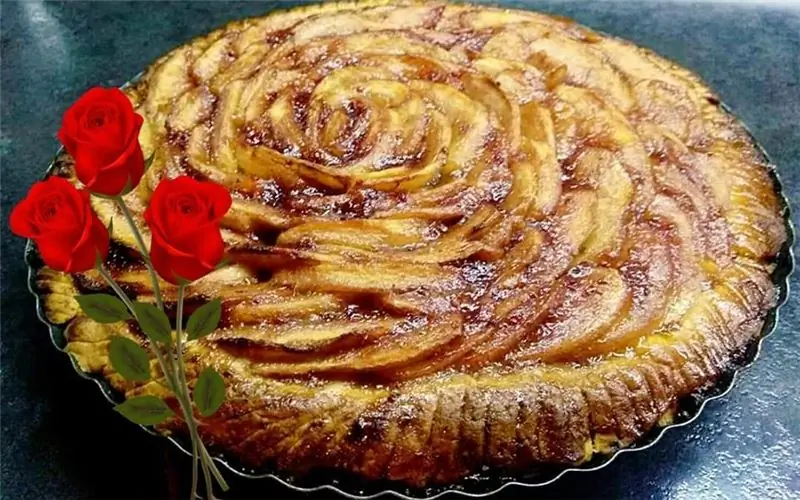 Яблочный пирог с розовым вкусом, полным вкусов, цветов и ароматов