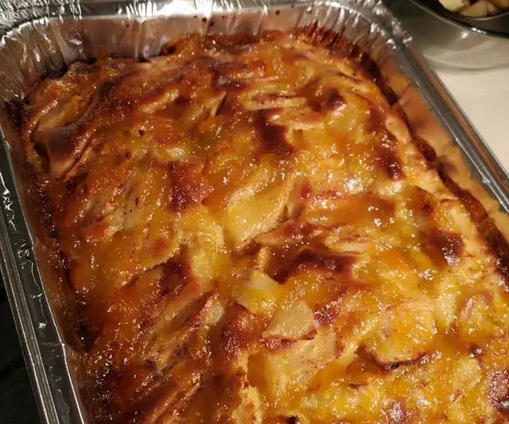 Сочный и вкусный яблочный пирог с карамелью как торт