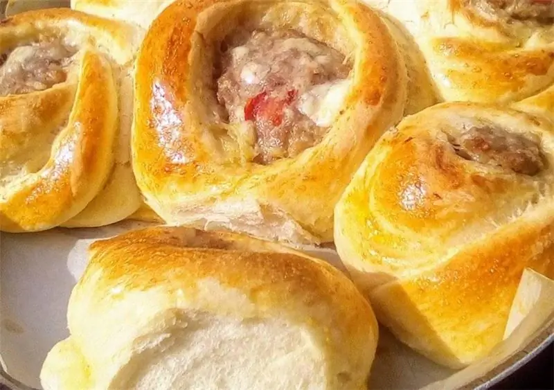 Вкусная идея для замечательных пикантных булочек с особой начинкой из фарша и большим количеством казери