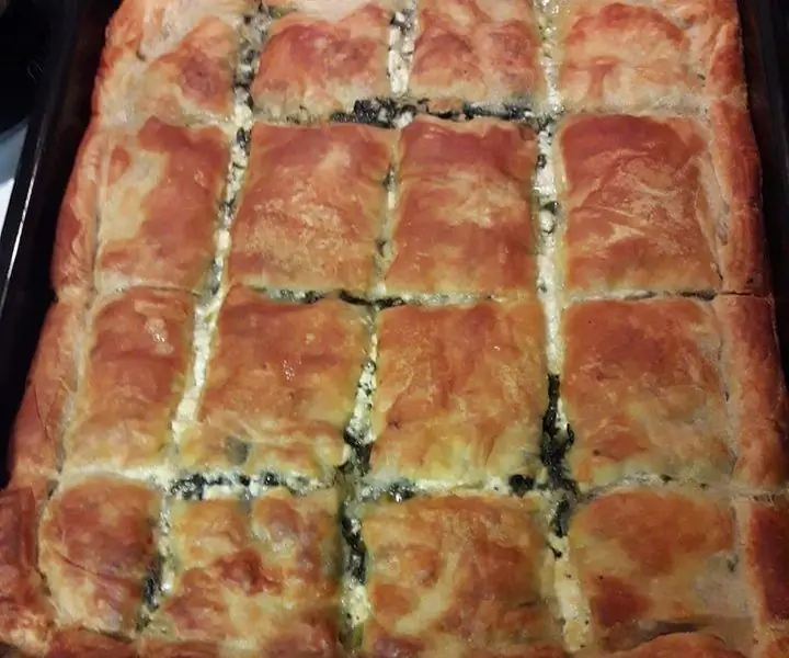 Хорошо пропеченный и вкусный пирог со шпинатом и луком-пореем с вкусной начинкой