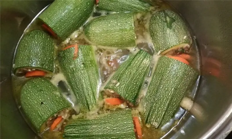 Кабачки, фаршированные рисом и куриным фаршем