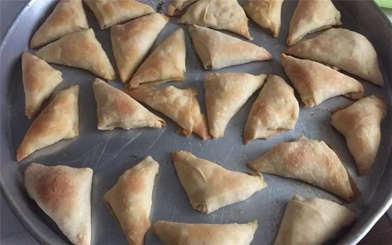 Треугольные сырные пироги с деревенским фило