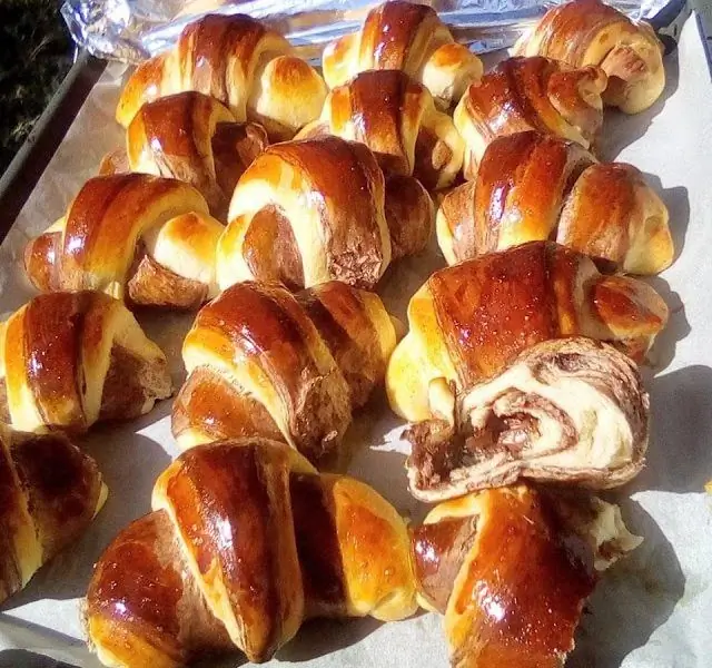 Воздушные круассаны с начинкой из шоколада и меренды