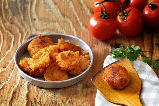 Изумительные томатные фрикадельки с вкуснейшим картофельным пюре
