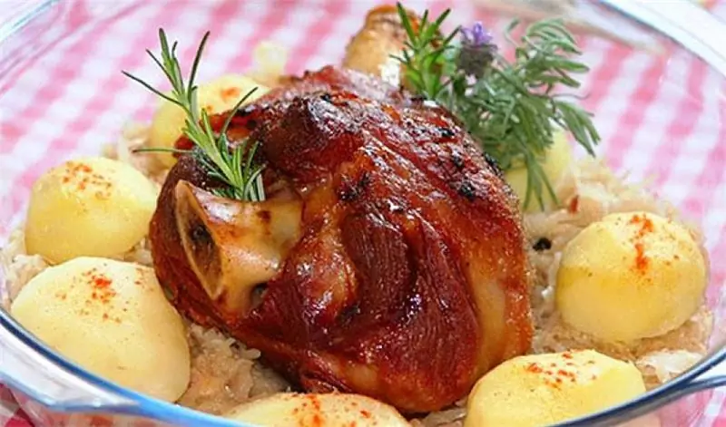 Кисло-сладкая Свиная рулька с соусом из черного лавра, меда и гвоздики