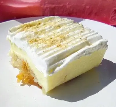 Вкусная сладость с густыми тостами и сливками