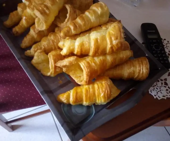 Отдельные конусы со сливками, которые их ломают