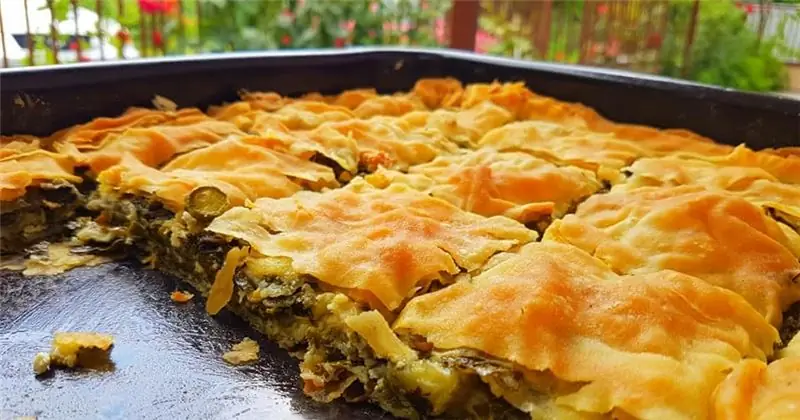 У вас есть зелень? Легко приготовить вкусный пирог с капустой
