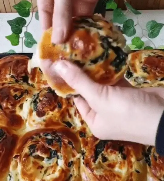 Замечательные сырные пироги со шпинатом, которые сведут всех с ума