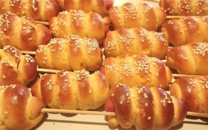 Пирожки с колбасой на палочке - Вкусные и эффектные «шашлычки»