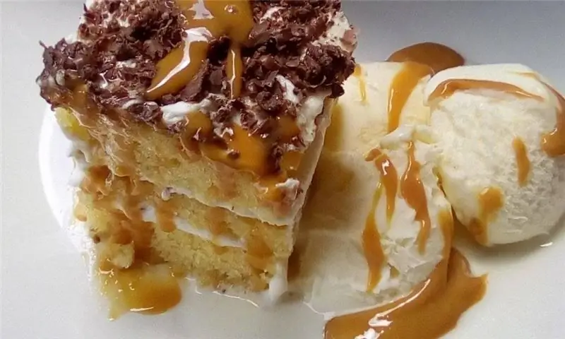 Чудесный карамельный десерт с сиропом и мороженым