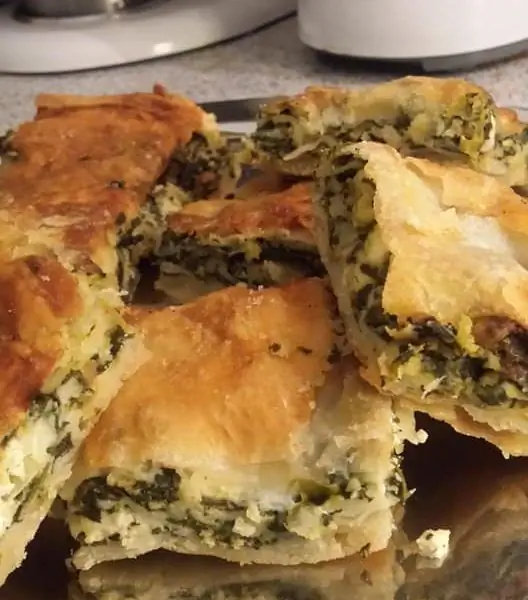 Замечательно вкусный и вкусный пирог со шпинатом и сыром