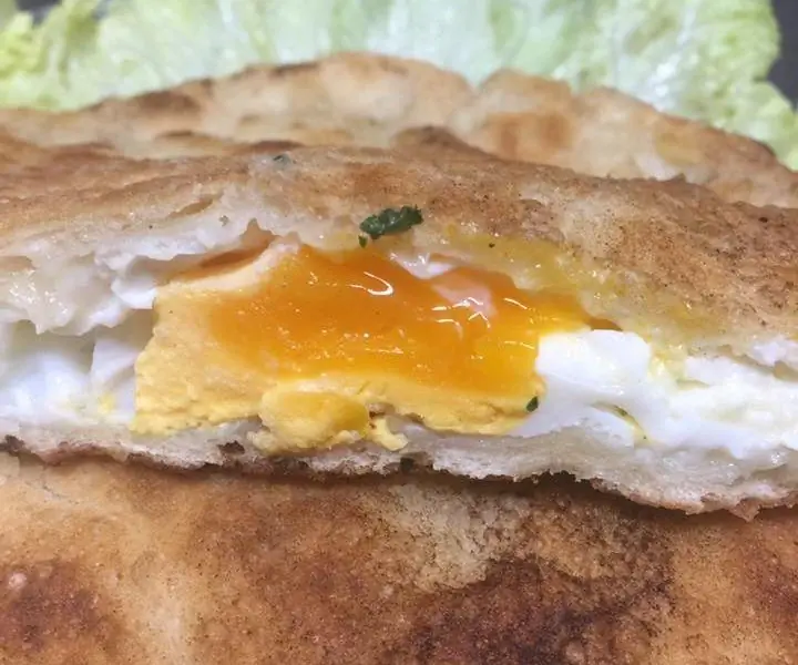 Пирожки с начинкой на сковороде с сыром и яйцом