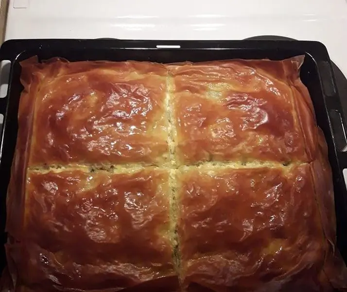 Традиционный куриный пирог Янины с деревенскими листьями