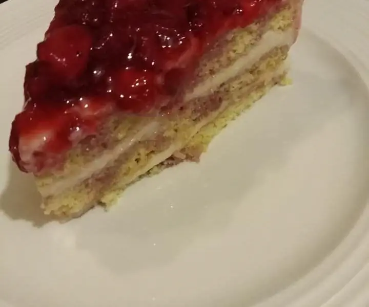 Трехъярусный ванильный торт с клубничным соусом