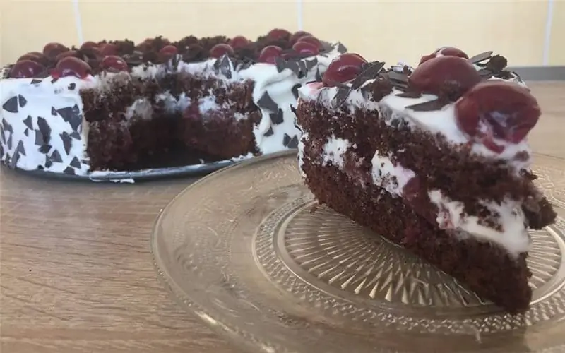 Тарт «Черный лес» со взбитыми сливками и вишней