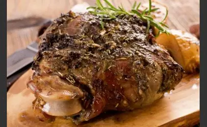 Классическая греческая еда с бараниной и зеленью в кишечнике