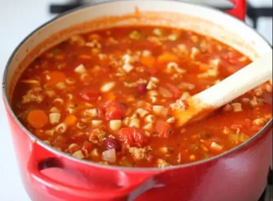 Вкусный красный острый суп из спагетти, который пахнет бабушкой