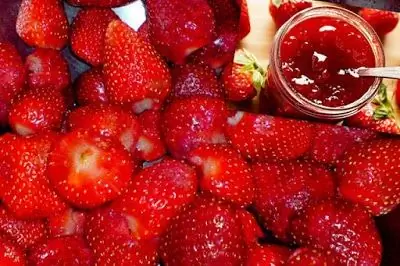Клубничное варенье с подписью Н. Целемендес