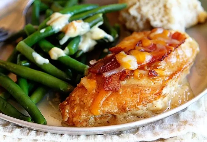 Курица с беконом, сыром и горчичным соусом