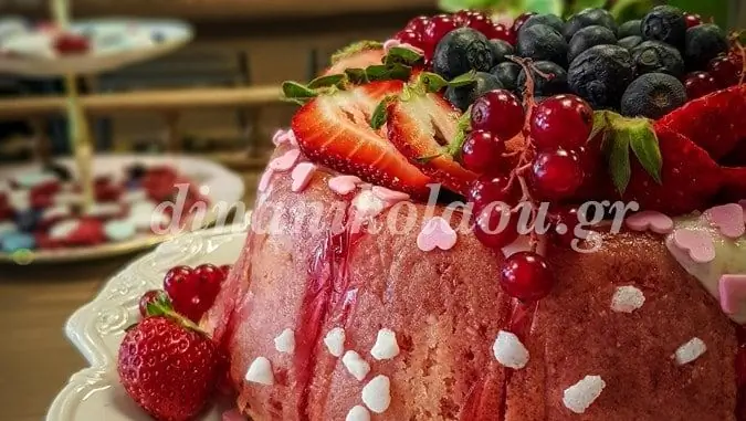 Клубничная Шарлотка с красными фруктами