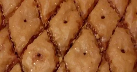 Сливочная пахлава с орехами, кунжутом и зеленью