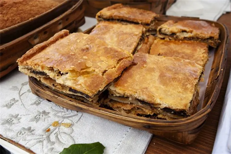 Сытный деревенский мясной пирог