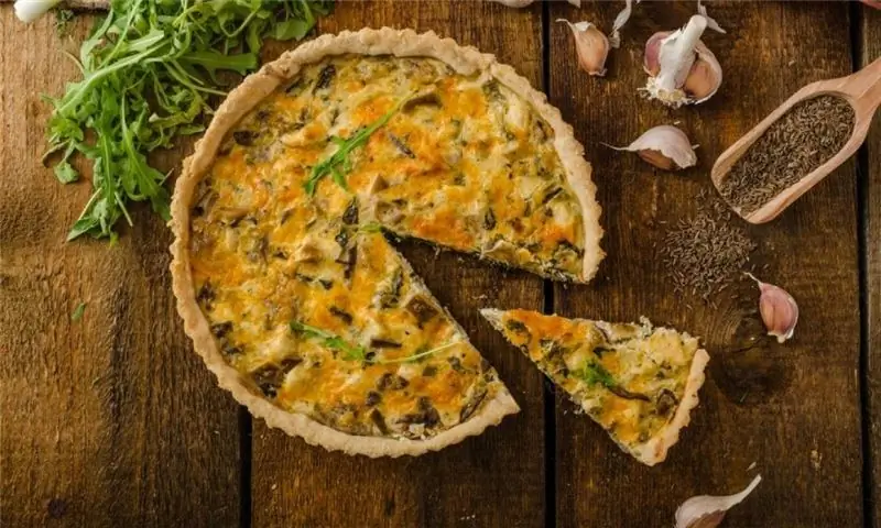 Вкусный и сытный тарт с курицей, шпинатом и творогом