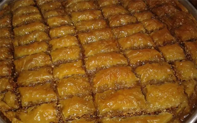 Приготовьте простую пахлаву с орехами и хрустящими листьями
