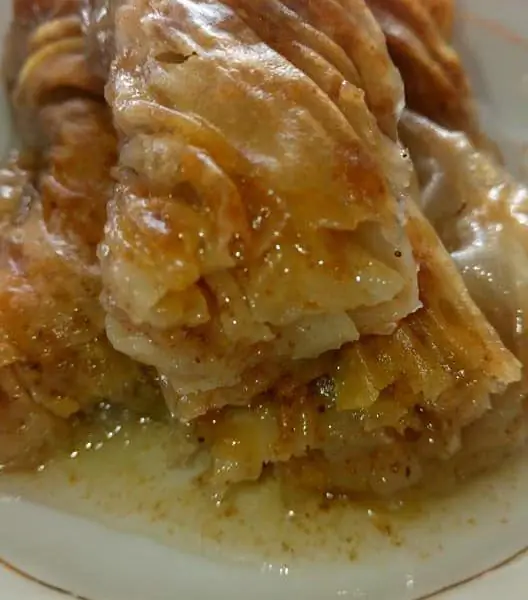 Фаршированный и вкусный Петух с дольками апельсина, айвы и картофелем