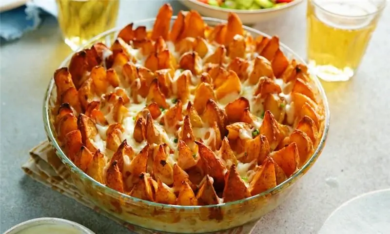 Фантастическая закуска с картошкой и сырами в духовке