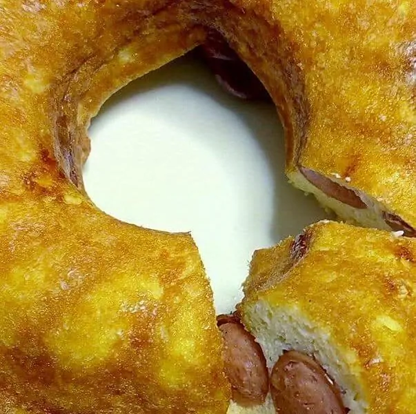 Приготовьте суперомлет в духовке с сосисками, фетой и сыром на тосте