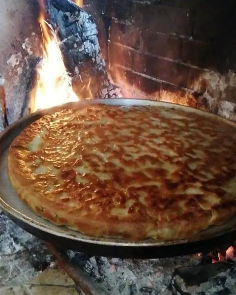 Легкий и вкусный пирог со шпинатом, приготовленный на углях, с насыщенной начинкой