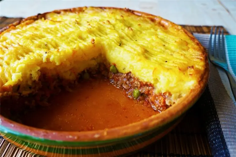 Домашний пирог с сытной начинкой из мясного фарша, гороха и картофеля