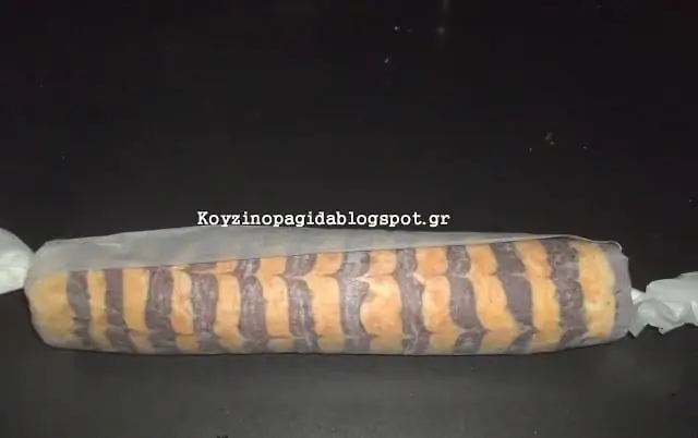 Прекрасный полосатый бисквитный рулет с джемом