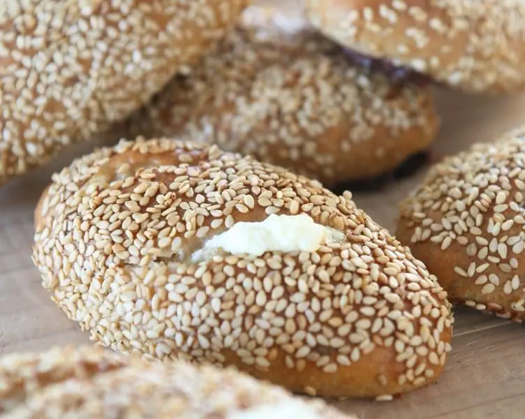 Цельнозерновые булочки с начинкой из пшеничной муки и оливкового масла с начинкой из сыра, зелени или чего-то еще по вашему желанию