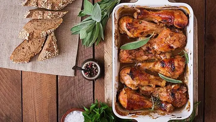 Вкусная сочная куриная ножка с медом, лимоном, мускатным орехом и свежей зеленью