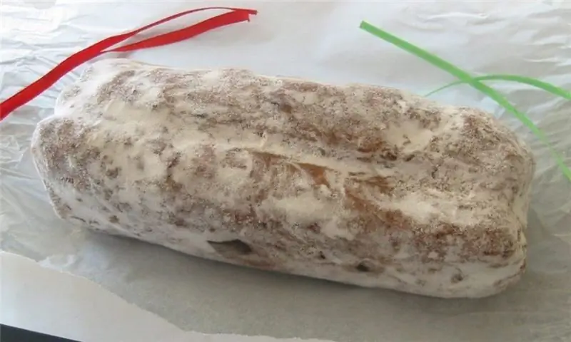 Ароматная шоколадная салями с орехами и сухофруктами, с тертым праздничным печеньем