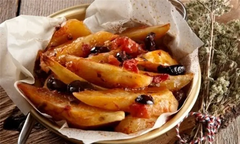 Ароматный картофель, запеченный в духовке, с оливками и укропом, идеально подходит к мясу на гриле