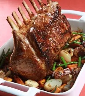 Празднично-медовая корейка в духовке с овощами