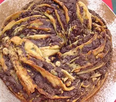 Венок из шоколадного хлеба с шоколадной крошкой